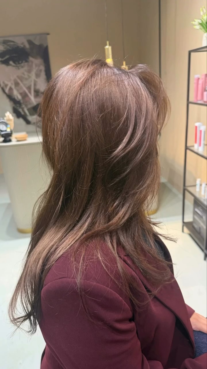 Lang, chocoladebruin haar met laagjes in de salon