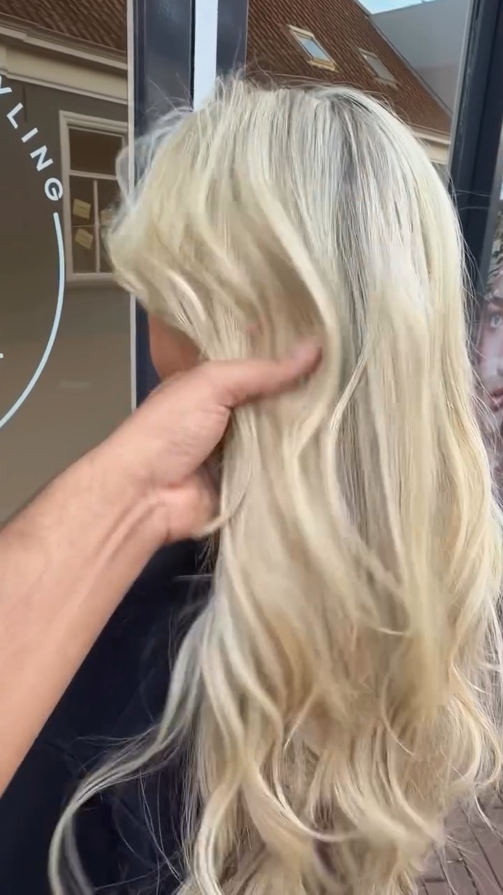 Lang, lichtblond haar met zachte golven